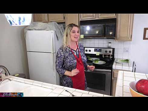 ❤️ A madrasta o ordenha na cozinha antes de sua data ❤ Porno de qualidade em nós ﹏